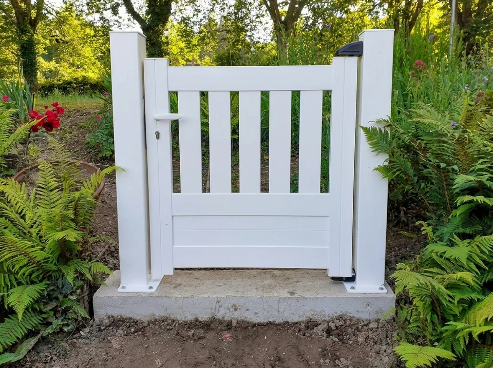portail gris moderne en aluminium accès à domicile