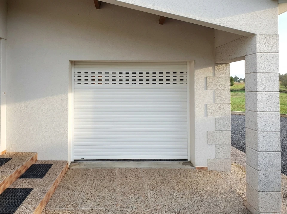 Portail d'entrée extérieur résidentiel en aluminium gris anthracite, composé de deux vantaux avec lames horizontales pleines et sections ajourées verticales au centre