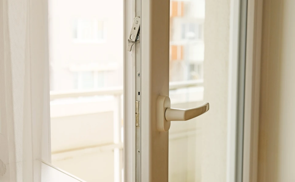 Entrée principale d'une maison résidentielle moderne avec porte noire à panneaux et imposte vitrée
