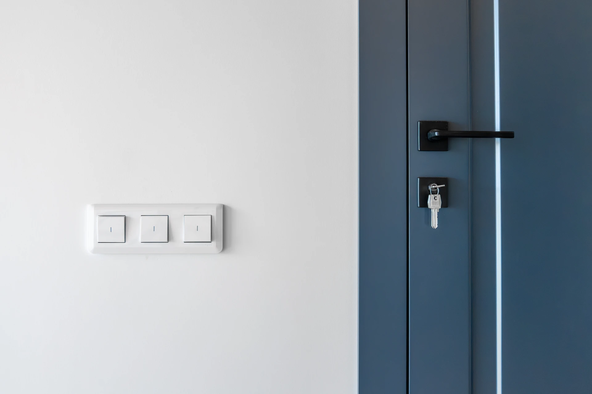 Personne installant une serrure de porte d'entrée à l'intérieur d'un logement